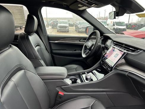 New 2025 Jeep Grand Cherokee Limited w/ Trailer Tow Package AWD/4WD image 23