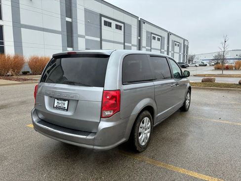 Used 2019 Dodge Grand Caravan SE w/ UConnect Hands-Free Group image 5