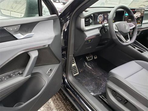 New 2026 Volkswagen Tiguan SE R-Line image 6