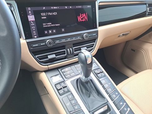 Certified 2021 Porsche Macan image 30