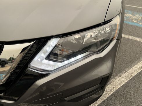 Used 2018 Nissan Rogue S AWD/4WD image 16
