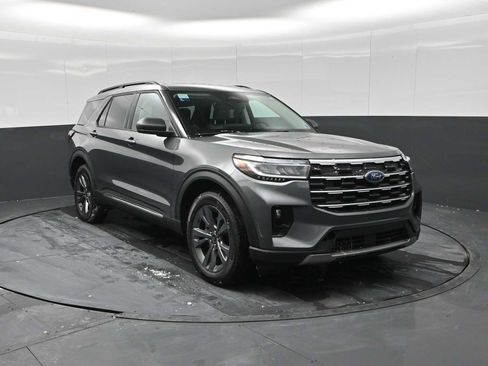 Used 2025 Ford Explorer Active w/ Active Comfort Package image 2