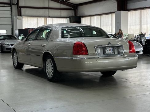 Used 2004 Lincoln Town Car Executive image 4