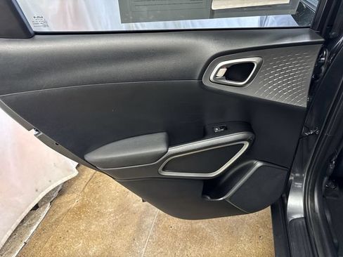 Used 2025 Kia Soul LX w/ LX Technology Package FWD image 21