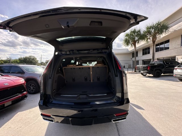 Used 2024 Cadillac Escalade Premium Luxury AWD/4WD image 32