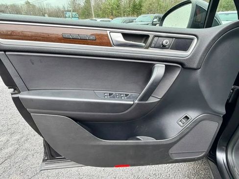 Used 2016 Volkswagen Touareg TDI image 13