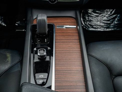 Used 2022 Volvo XC60 B5 Momentum w/ Advanced Package image 13