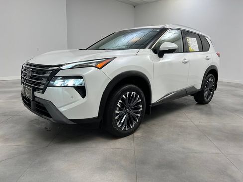 Used 2025 Nissan Rogue SL w/ Tech Package image 3