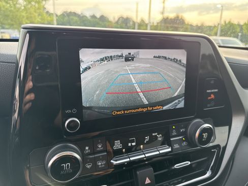 Used 2023 Toyota Highlander LE FWD image 24