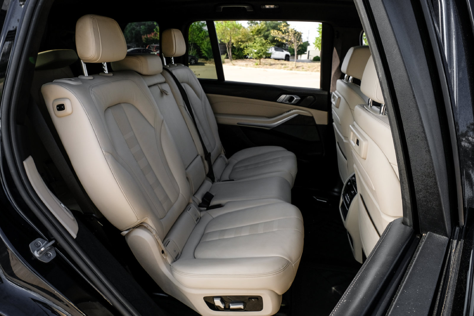 Used 2021 BMW X7 xDrive40i w/ M Sport Package AWD/4WD image 41