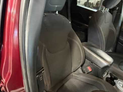 Used 2019 Jeep Cherokee Latitude w/ Popular Appearance Group AWD/4WD image 10