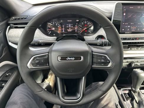 Used 2025 Jeep Compass Latitude image 24