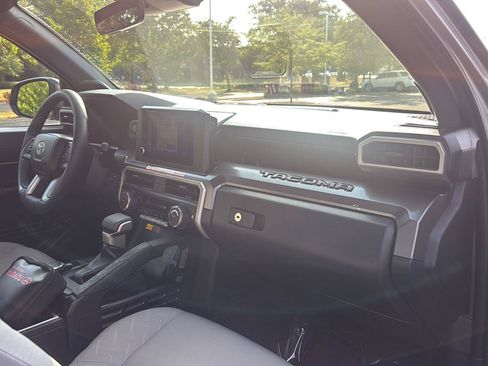 Used 2025 Toyota Tacoma SR5 AWD/4WD image 14