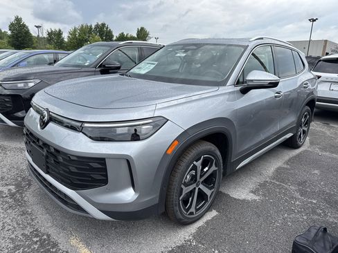 New 2025 Volkswagen Tiguan SE image 4