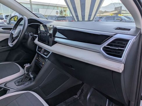 Certified 2025 Volkswagen Taos SE image 21