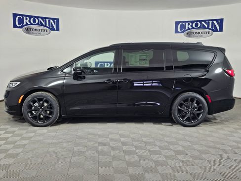 New 2026 Chrysler Pacifica Limited w/ S Appearance Package FWD image 2