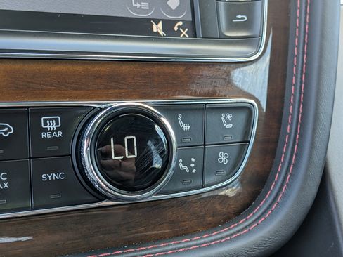 Used 2020 Bentley Bentayga AWD/4WD image 31