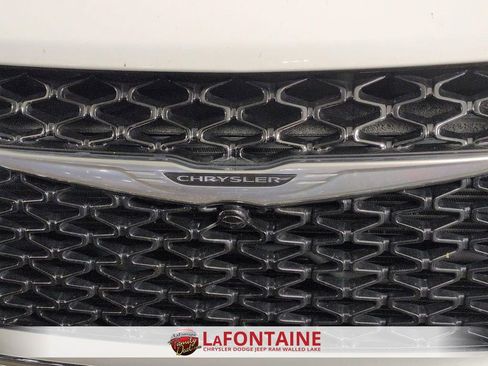 Certified 2024 Chrysler Pacifica Touring-L image 9