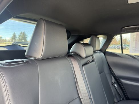 Used 2024 Toyota Venza XLE image 19