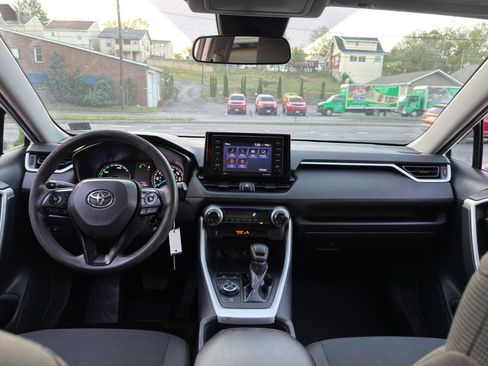 Used 2022 Toyota RAV4 LE image 18