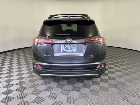 Used 2018 Toyota RAV4 XLE AWD/4WD image 4