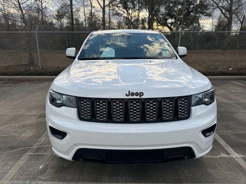 Used 2020 Jeep Grand Cherokee Altitude image 2