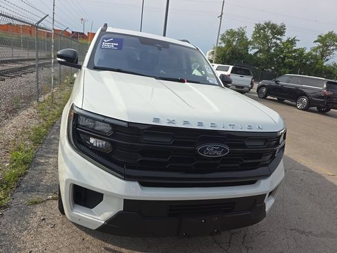 Used 2025 Ford Expedition Active AWD/4WD image 2