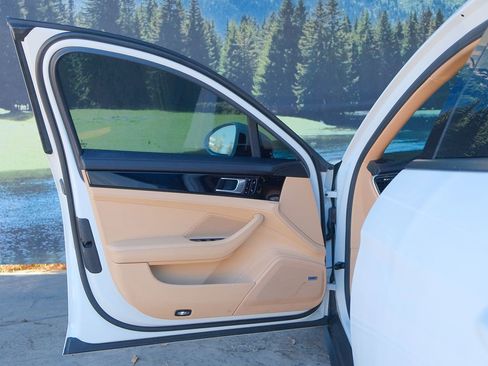 Used 2017 Porsche Panamera image 11