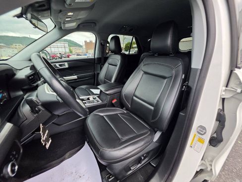 Used 2023 Ford Explorer XLT w/ Equipment Group 202A AWD/4WD image 17
