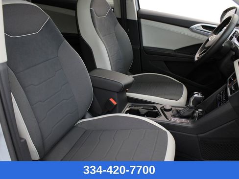 Certified 2025 Volkswagen Taos SE w/ Panoramic Sunroof Package image 19