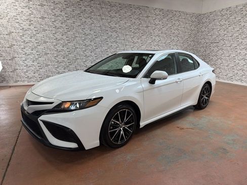 Used 2023 Toyota Camry SE w/ Cold Weather Package image 3