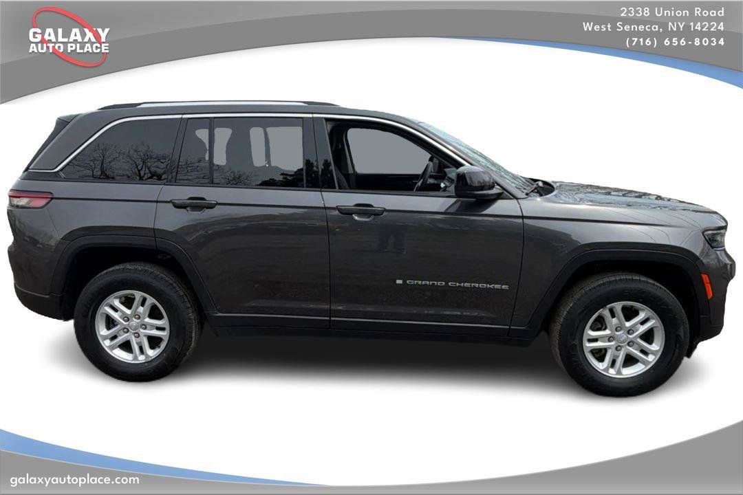 Used 2023 Jeep Grand Cherokee Laredo w/ Luxury Tech Group I AWD/4WD image 4