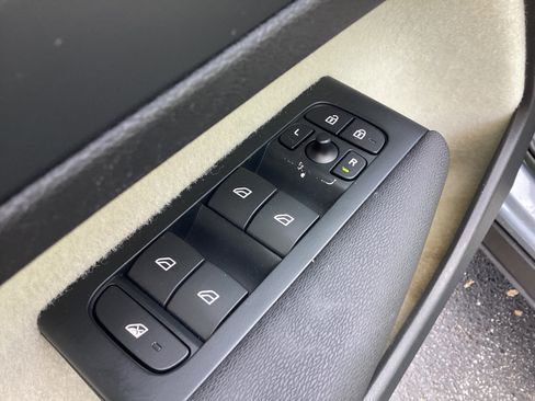 Certified 2023 Volvo XC40 B4 Plus w/ Protection Package Premier image 15