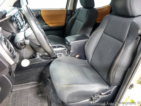 Used 2017 Toyota Tacoma SR5 w/ Tow Package RWD image 10