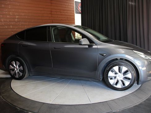 Used 2023 Tesla Model Y Long Range image 50