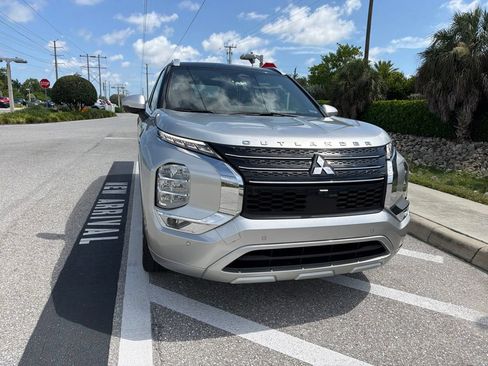 Used 2023 Mitsubishi Outlander SEL FWD image 3