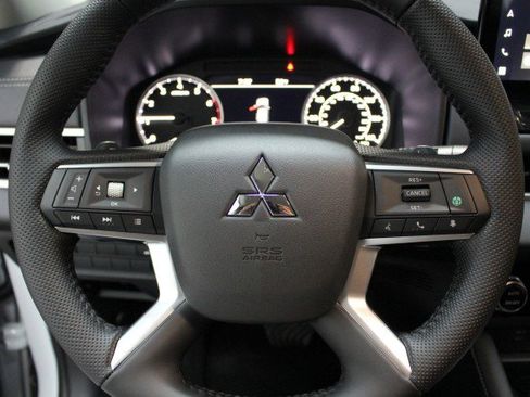 New 2025 Mitsubishi Outlander SE image 8