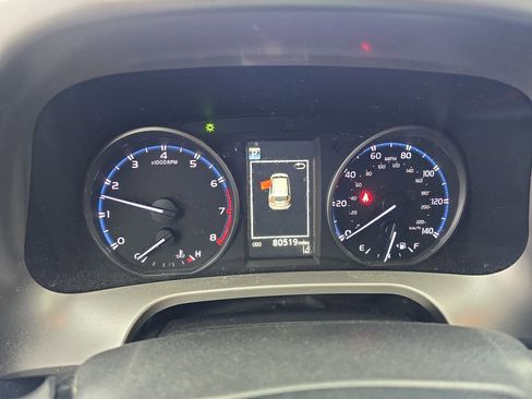 Used 2018 Toyota RAV4 LE image 18