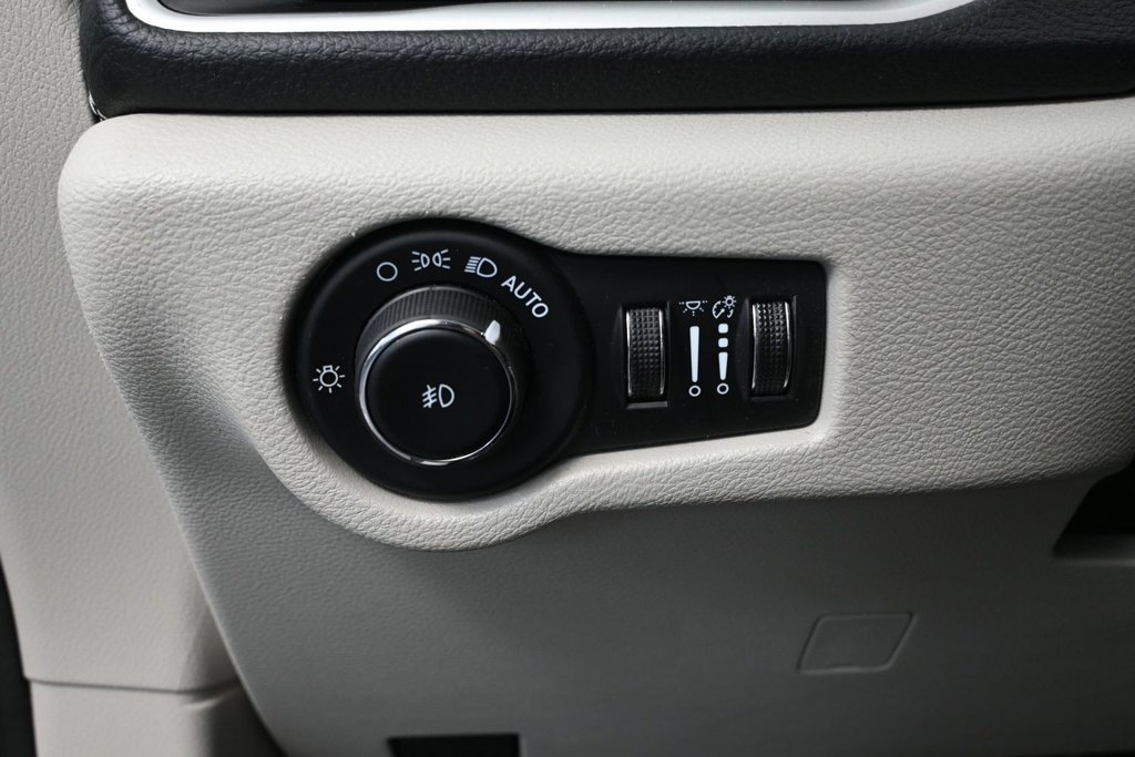 Used 2023 Chrysler Pacifica Touring-L AWD/4WD image 22