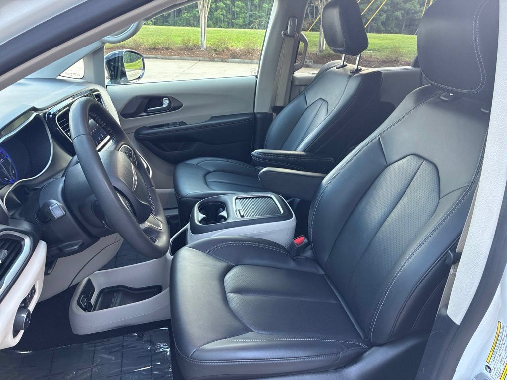 Used 2024 Chrysler Pacifica Touring-L FWD image 18