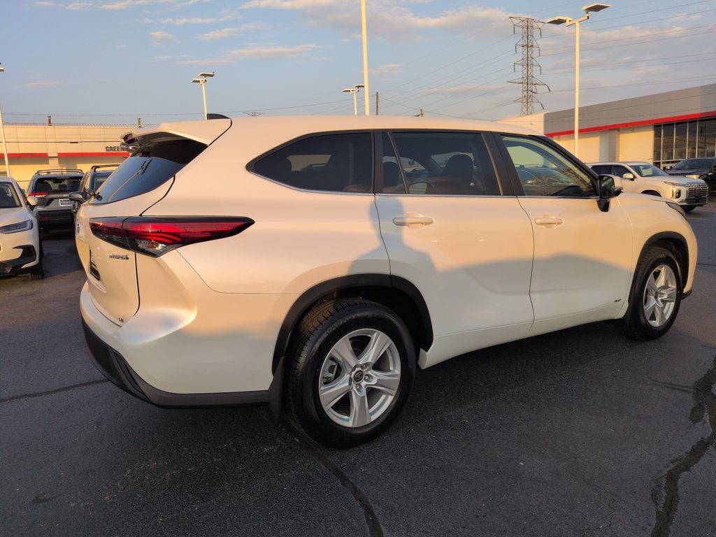 Used 2023 Toyota Highlander LE AWD/4WD image 5