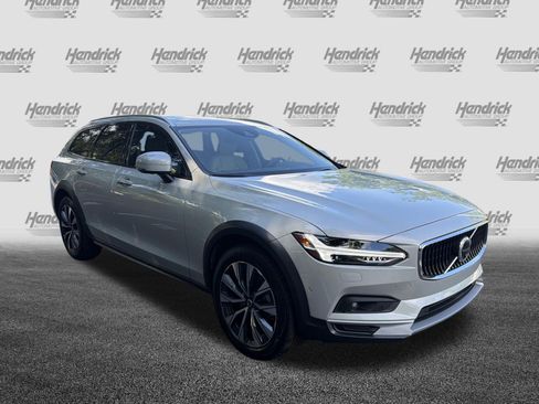 Used 2021 Volvo V90 T6 Cross Country AWD/4WD image 2