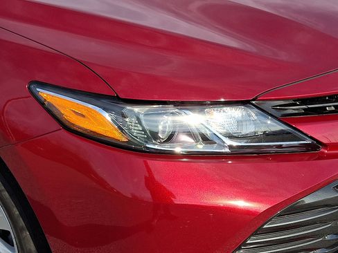 Used 2019 Toyota Camry LE image 10