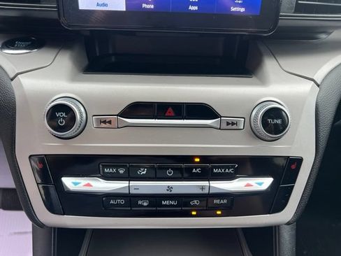 Used 2024 Ford Explorer XLT w/ Class IV Trailer Tow Package AWD/4WD image 29
