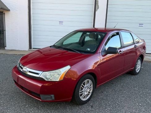 Used 2010 Ford Focus SE FWD image 2