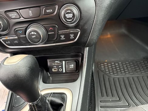 Used 2015 Jeep Cherokee Latitude AWD/4WD image 18
