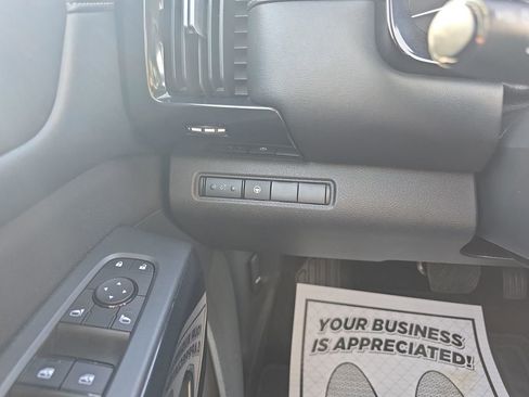 Used 2024 Nissan Pathfinder SV image 17