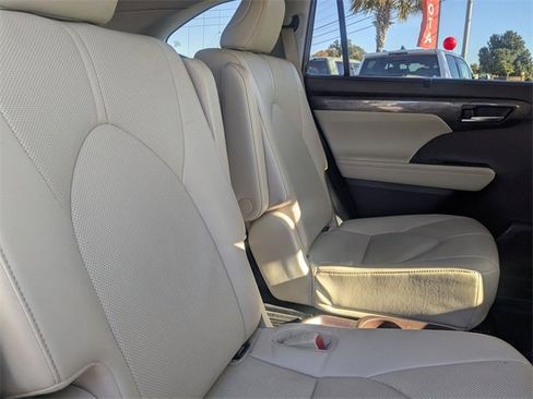 Certified 2022 Toyota Highlander Limited image 33