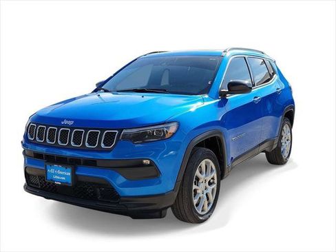 Certified 2023 Jeep Compass Latitude w/ Sun and Sound Group AWD/4WD image 1