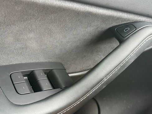 Used 2022 Tesla Model Y Long Range image 18